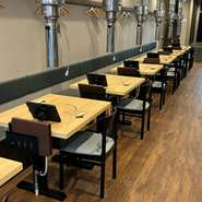 2つのフロアからなる店内は、幅広い利用スタイルに対応可。お一人様から友人との楽しい食事、仕事仲間との食事会や家族利用まで、シチュエーションを限定させません。