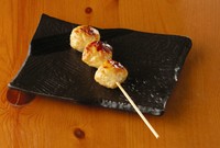 鶏ひき肉をふんわりと練り上げ、ジューシーに焼き上げました