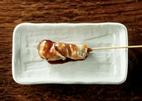 とろけるチーズと大葉を豚バラで巻いた贅沢串！