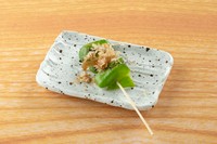 香ばしく焼いたピーマンのほろ苦さと甘みが楽しめる一串。焼き鳥の合間にぴったり！