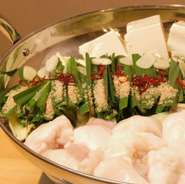 博多名物のもつ鍋。新鮮な牛モツと野菜を特製のスープで煮込み、コク深い旨味が広がる一品。
２人前1980円
３人前2970円
４人前3960円