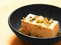  ジューシーな和牛の旨味が詰まったサクサク衣のメンチカツ。贅沢な味わいの一品！