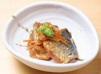 パリッと揚げた鶏皮で包んだジューシーな餃子。香ばしさと旨味が広がる一品！