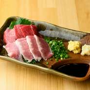 新鮮な馬刺しのオススメ部位を合い盛りで提供。馬刺しにぴったりな博多焼酎も多数取り揃えています。