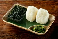 シンプルで美味しい塩むすび。ほんのり塩気が効いた、ふっくらとしたご飯の味わいが楽しめます。
