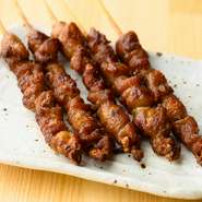 博多直送の鶏皮を、秘伝製法で6日かけて仕込んだ串焼きは、お店の人気メニューの一つ。表面はカリッと香ばしく、中身はモチっとほどよい弾力。5本・10本の盛り合わせでもオーダーできます。