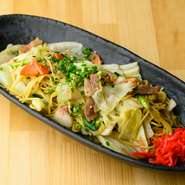 串モノだけでなく、一品料理もこだわりメニュー多数。麺にたっぷりの具材を混ぜ合わせ、【博多かわ屋】ならではの特製ソースで纏めた『焼きラーメン』は、〆としてオーダーするゲストも多い定番メニューです。