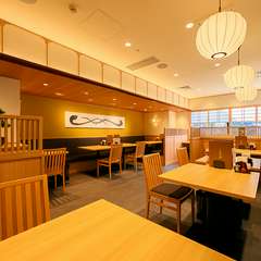 幅広いニーズに対応できる、落ち着いた雰囲気の店内