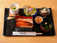 うな重（60g）・お吸い物・サラダ・茶碗蒸し・漬物・甘味