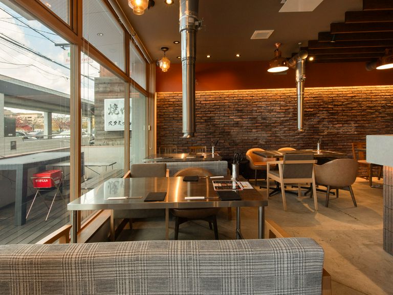 炭火で肉を焼いて本格的な味わいを満喫する焼肉女子会