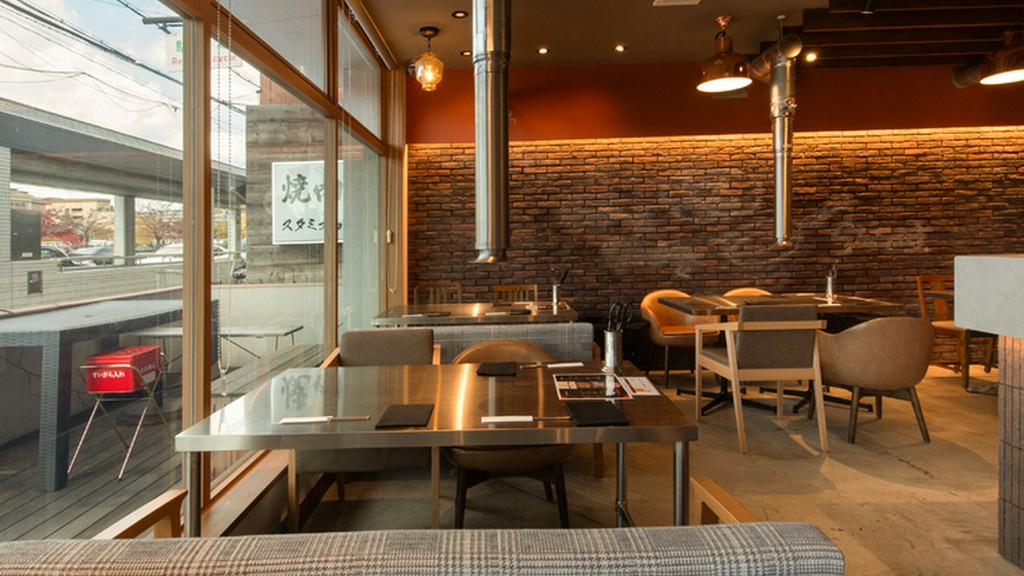 炭火で肉を焼いて本格的な味わいを満喫する焼肉女子会