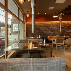 炭火で肉を焼いて本格的な味わいを満喫する焼肉女子会