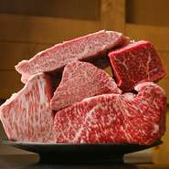 赤身部分は肉本来の旨みがあり、噛むごとに深みを感じられます。霜降り部分は脂の甘みがほどよく、食べやすい仕上がりに。しつこくなく脂っぽさも控えめで、しっかりした味わいを堪能できる『お肉』を揃えています。