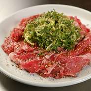 スライスした和牛のソトバラとウデの部位を、豪快に混ぜ合わせながら香ばしく焼き上げます。無料のライスと一緒に食べれば、満腹感も得られるため、がっつり食事したいときにオススメ。