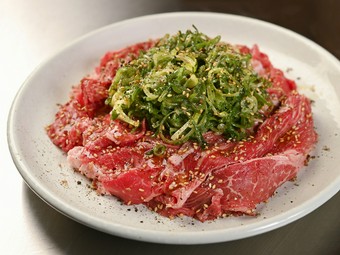 店1番人気！和牛ソトバラとウデをたっぷり楽しめる『スタミナ盛　塩』