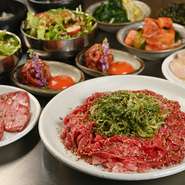 厳選された肉と豊富な品揃えで、焼肉の醍醐味を余すところなく味わえます。さらに、このコースを注文すると、ほとんどのドリンクが200円で飲めるお得な特典付き。食事のひとときがさらに充実します。
