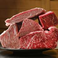 独自の仕入れルートを通じて手に入れる高品質な肉。それは自ら問屋へと足を運び、目利きして選び抜いたものばかり。一品ごとに求められるニーズにも柔軟に対応し、多様なリクエストも快く受け入れる姿勢が光ります。