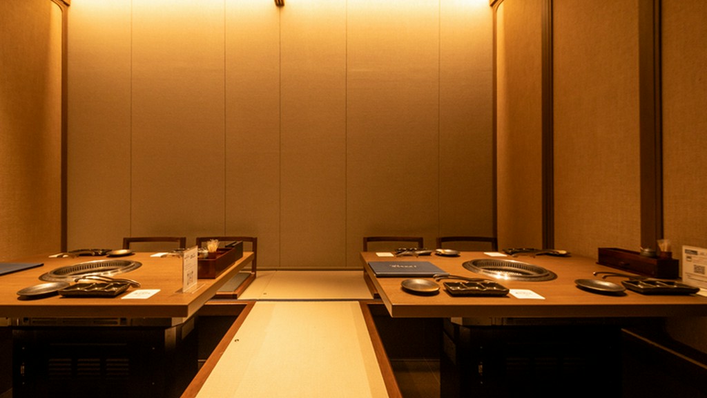 木の風合い、畳の感触、柔らかな光に包まれる個室