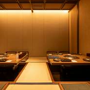 4名用の個室が3室、6名用が1室あり、それぞれの部屋を必要に応じて繋げることも可能。そのため、最大18名の宴会まで対応できます。木の温もりを感じる内装と間接照明が織りなす光が、静かで和やかな空間を演出。