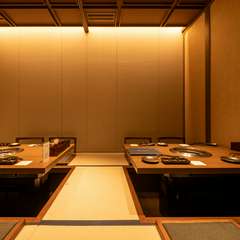 木の風合い、畳の感触、柔らかな光に包まれる個室