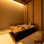 テーブルには焼肉用グリルが埋め込まれ、ゆったりとした座席で肉を焼く音や香りを五感で堪能。静かに食事を楽しみたい方に最適な一室で、飲み放題付コースやおかやま和牛肉を味わえる特別プランも用意されています。