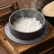 おかやま和牛肉はもちろん、里海米や里海卵など県産食材を主に使用。釜で炊き上げた里海米は、一粒一粒に水分が行き渡り、立ちのぼる湯気とともに優しい香りに包まれています。