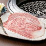 熱を通すことで脂がほどよく溶け、肉の香りが立ち上ります。付け合わせには、すき焼き卵や黄ニラ包み焼きなど六種類を用意。組み合わせによって風味が変化し、最後まで飽きることなく食べられます。