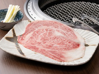 見る楽しみ、噛みしめる喜びを一枚に託した『リブロース一枚焼き』