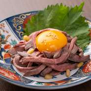 肉本来の旨みとしっとりとした食感を際立たせるように低温調理が行われています。ユッケに合わせるのは、風味豊かな特製のたれ。食材の良さを活かし、料理としての完成度を高めています。