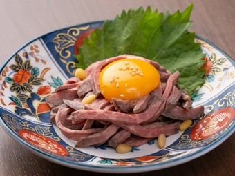 低温調理で引き出す濃厚なおいしさ『おかやま和牛肉ローストユッケ』