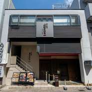 おかやま和牛肉を一頭丸ごと仕入れ、希少部位から定番まで幅広く楽しめる焼肉店です。それぞれの部位に合わせた仕込みを行い、一皿ごとに異なる肉の魅力を引き出しています。