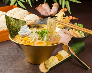 和の伝統に洋の感性を添えた『北海道エスプーマ味噌ラーメン』。味の展開が心を掴む。