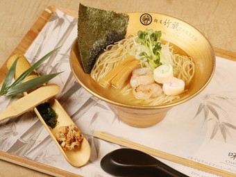 素材を活かす発想が光る『ほたて塩ラーメン』。移ろう味わいに心まで満たされる
