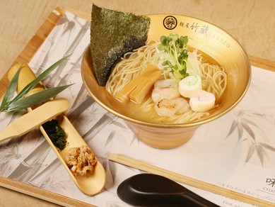 素材を活かす発想が光る『ほたて塩ラーメン』。移ろう味わいに心まで満たされる