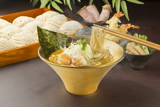 心地よい喉ごしと旨みの調和。選択肢豊かな”特注麺”