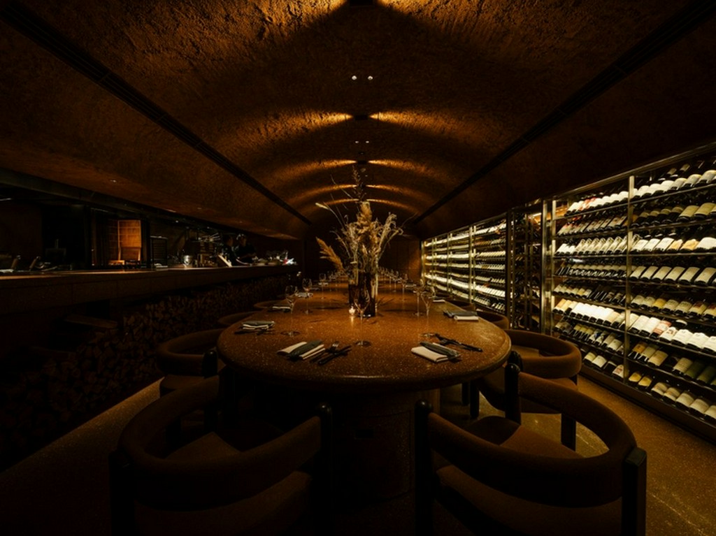 洞穴風のアプローチを進むと、ワインカーヴのような光景が広がる