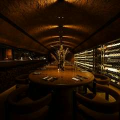 洞穴風のアプローチを進むと、ワインカーヴのような光景が広がる