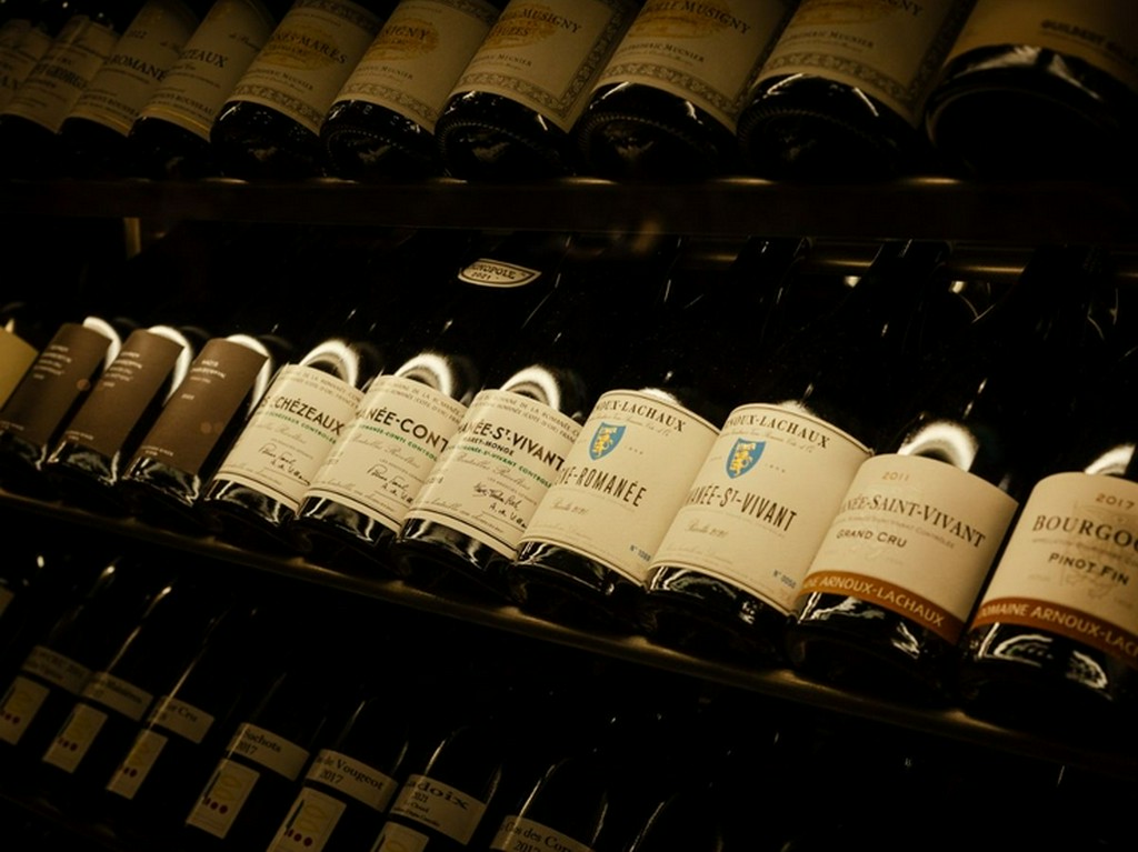 壁面にボトルがずらりと並ぶワインセラーに圧巻