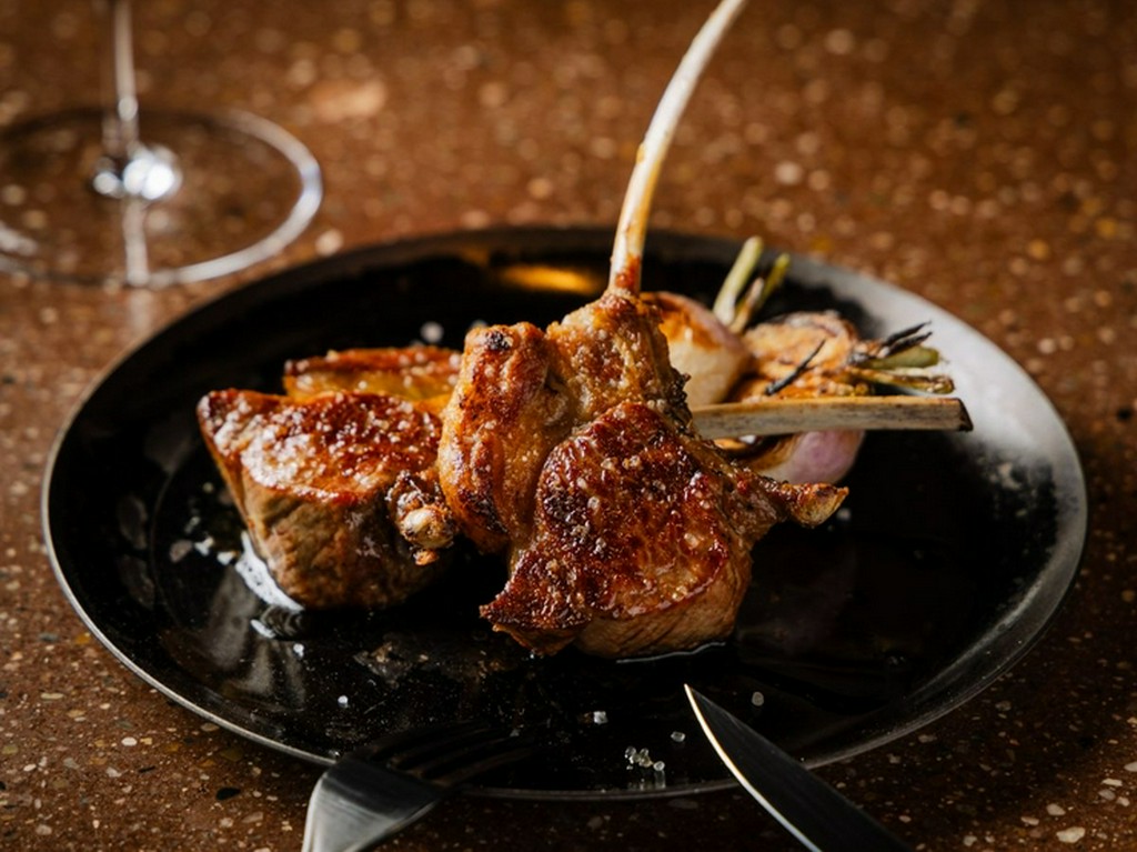 薪の薫香を纏った仔羊はクセもなくジューシー。赤身の旨みを満喫『タスマニア産 仔羊』