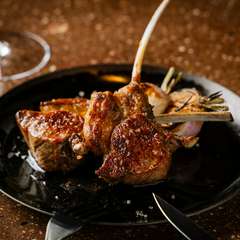 薪の薫香を纏った仔羊はクセもなくジューシー。赤身の旨みを満喫『タスマニア産 仔羊』