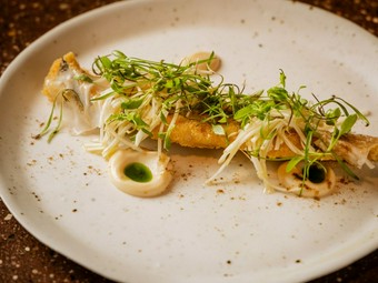 サクサクの衣とふわふわの身が美味な『穴子のフリット 根セロリのピュレとサラダ添え　クミン風味』