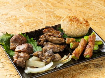 絶妙な風味・食感を楽しめる、看板メニュー『親鶏炭焼』