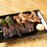 津山風干し肉。塩をふり1～2日かけて干すことで旨味を凝縮。軽く炙ることで脂の甘みと香ばしさが際立ち、お酒と相性抜群な一皿に仕上がっています。