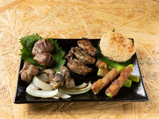 岡山県美咲町の新鮮な親鶏をはじめ、地元の名産品を多数用意