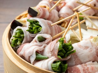 国産豚・新鮮野菜を楽しむ野菜巻き串。タレもこだわりの自家製