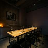 レセプションを挟んでカウンター席から離れた場所にある個室は、広々とした空間で8名様まで利用可能。プライベートな時間をお過ごしいただけます。