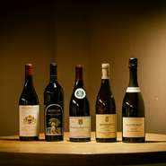 ワインのラインアップは、フードメニューの自由さ同様、様々なシチュエーションに合うようセレクト。グラスは10種類以上から選べ、ボトルはイタリアに限らず、フランスをメインとした高価格帯の銘柄も充実します。