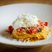 和歌山県にあるふなき農園が手掛ける糖度と酸味のバランスがとれたフルーツトマトを使用。まろやかなブッラータチーズは人肌ほどに温め、歯切れのよいタヤリンとの一体感がアップ。※旬や入荷状況により提供可