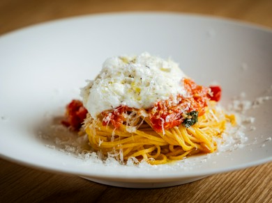 歯切れのいいパスタに素材の風味が絡まる『イタリア産ブッラータチーズとフルーツトマト 手打ちタヤリン』