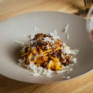 断面が正四角形の珍しいパスタ、キタッラ。赤ワインを贅沢に煮詰めてつくるボロネーゼは、和牛や香味野菜、ポルチーニなどの芳醇な旨みをスモーキーなチーズが引き立てます。※旬や入荷状況により提供可